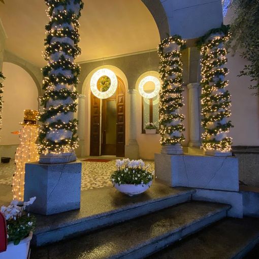 FOTO E VIDEO. Brilla la Casa delle lucine di Busto: «Un regalo per tutta la città»