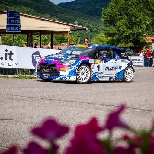 La vittoria di Simone Miele al Rally del Casentino. Sotto, foto di famiglia: da sinistra Mometti, Beltrame, Mauro e Simone Miele