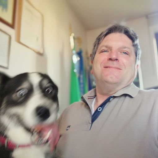 Il comandante Alfonso Castellone con l'husky portata in salvo dagli agenti di pattuglia