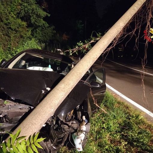 Castiglione Olona, auto si schianta contro un palo. Tre giovani coinvolti