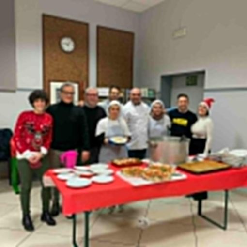 La cena per i senzatetto di Santo Stefano: «Tutti hanno diritto di vivere dei momenti felici»