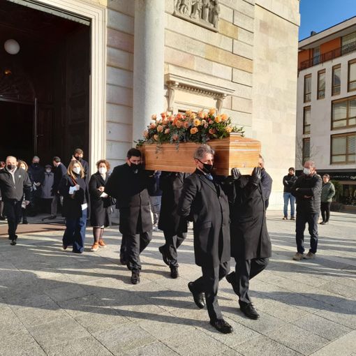 Il feretro di Alessandro Centinaio esce dalla basilica di Santa Maria Assunta