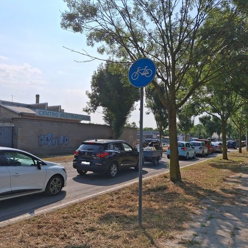 La coda all'ingresso del centro