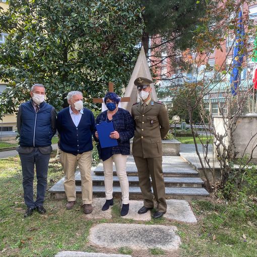 Commemorazione delle vittime Covid in ospedale a Busto. «Ci portiamo dietro il loro vissuto, non lo dimenticheremo mai»
