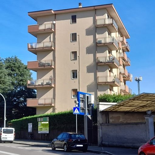 Il condominio in cui vivevano Renato Oggioni e Carla Marmonti