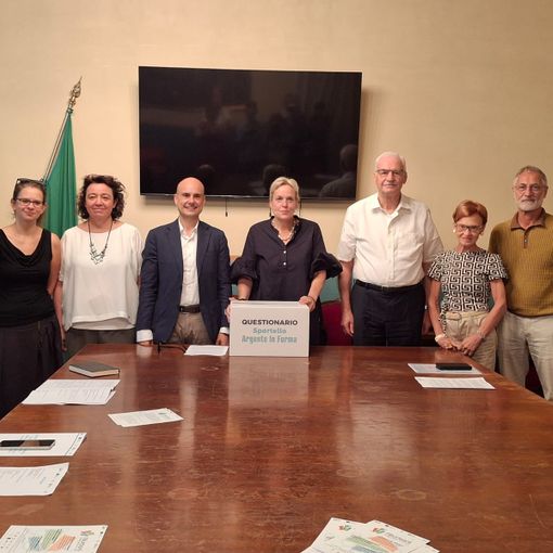 La presentazione del questionario, in Comune. Fra le mani dell'assessore Paola Reguzzoni, uno dei contenitori per la raccolta dei plichi compilati