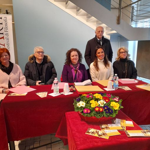 La conferenza stampa dell’edizione 2024 di Filosofarti. Da sinistra Maura Orlando (comune di Samarate), Giuseppe Blumetti (Besnate), Cristina Boracchi, Claudia Mazzetti, Elena Balconi e Carlo Massironi (Fondazione Cariplo, Fondazione comunitaria del varesotto)