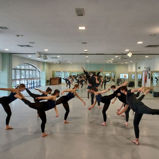 Gli studenti di quarta del liceo coreutico e musicale di Busto hanno collaborato alle coreografie. Sotto: in scena la scuola media Benzi di Bresso