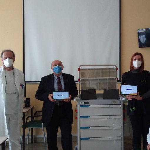 La consegna della donazione all'Ematologia di Busto