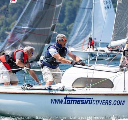 L'equipaggio bustocco Crespi-Speroni di “Tomasini/How Lucky”. Sotto il vincitore: Enrico Negri