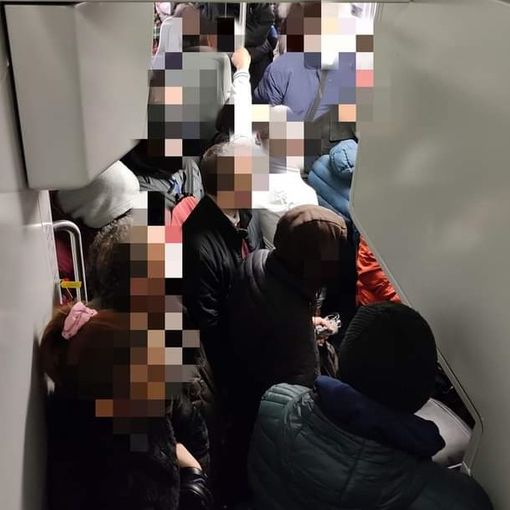 Persone accalcate sull'S5 ridotto a soli cinque vagoni