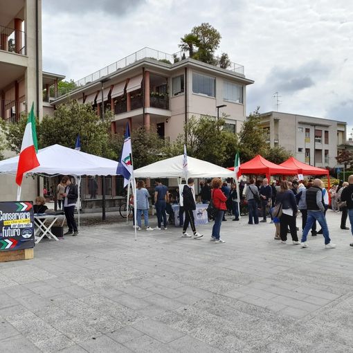 Il gazebo di Fratelli d'Italia e Progetto Cassano 2032, nelle foto in fondo all'articolo quelli del centrosinistra e della civica Poliseno-Ottaviani