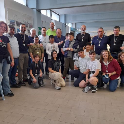 Foto di gruppo, alla Piscina Bustese, al termine del &quot;Progetto nuoto&quot; 2024