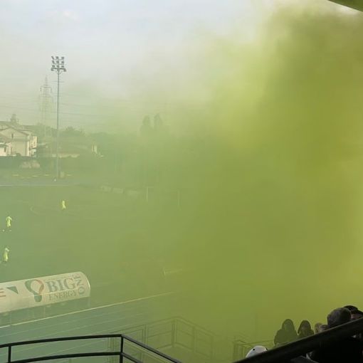I fumogeni dal San Giuliano all'inizio della partita contro la Pro Patria - foto d'archivio