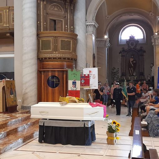 Gorla Minore, in lacrime, ha salutato Elena Giudici. La mamma: «Piccola mia, ora il tuo volto è sereno»