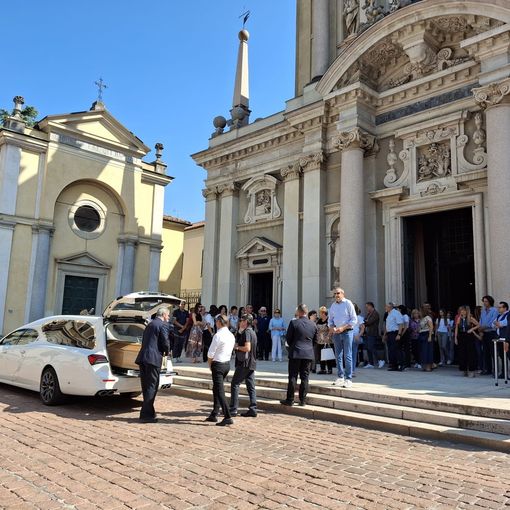 Il feretro nella piazza che Luca Torno ha contribuito tante volte ad affollare
