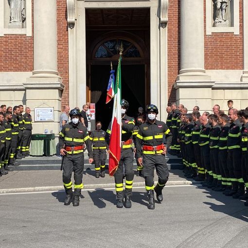 L’addio dei vigili del fuoco a Roberto Di Saverio: «Continuerai a svolgere la nostra missione da lassù»
