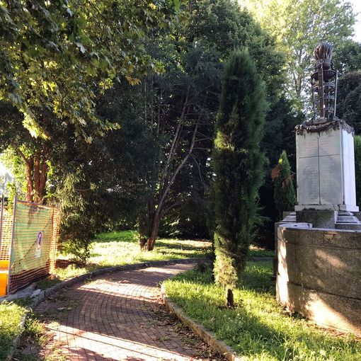 Riflettori del campo a ridosso (pure troppo) del Monumento ai Caduti, secondo i gruppi che si oppongono al progetto