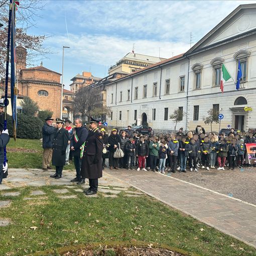 Giornata della Memoria a Busto, la deposizione della corona con i ragazzi di Tommaseo e De Amicis