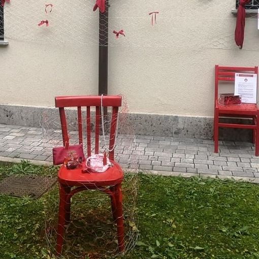 L'installazione nel giardino dell'Assunta a Gorla Maggiore