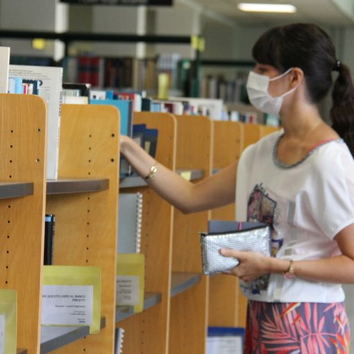 Un libro e una mimosa: la biblioteca Liuc festeggia l’8 marzo
