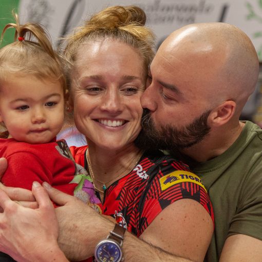 Carli Lloyd con la famiglia e un gran sorriso per la bella vittoria della sua Uyba (credit Photo Sport &amp; More)