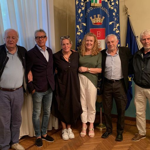 L'assessore Paola Reguzzoni con Raffaella Ganzetti (coordinatrice del centro diurno Belotti Pensa per Società Dolce), il sindaco di Comabbio Mariolino Deplano, l'artista Giuseppe Portella e due rappresentanti dell'associazione culturale Il borgo di Lucio Fontana