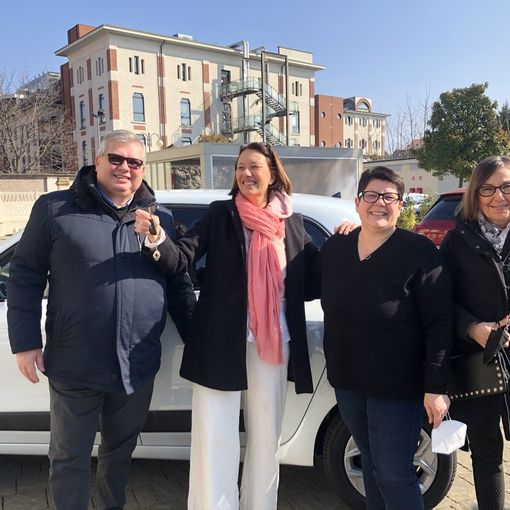 L’auto elettrica con la nuova proprietaria Giovanna Olgiati, accanto al direttore generale Gianfranco Carraro e all’amministratore unico Giuseppina Basilari