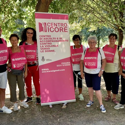 Organizzatori e autorità alla marcia antiviolenza nel Parco del Medio Olona
