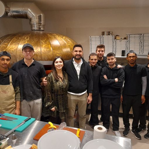 Riapre “Solange”: a Samarate, la “pizzeria a colori” sconfigge il buio