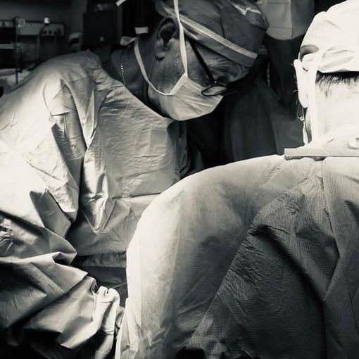 Il dottor Ildo Scandroglio in sala operatoria