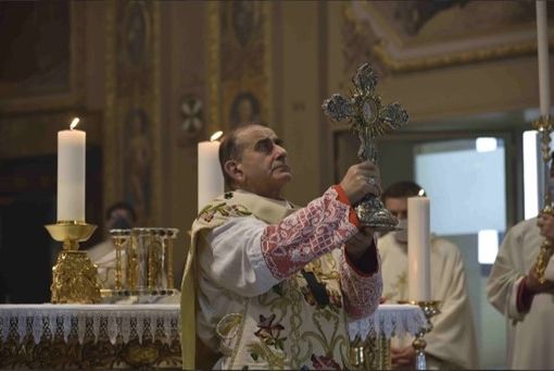 Maggio 2021, Monsignor Delpini benedice i fedeli con la Sacra Spina