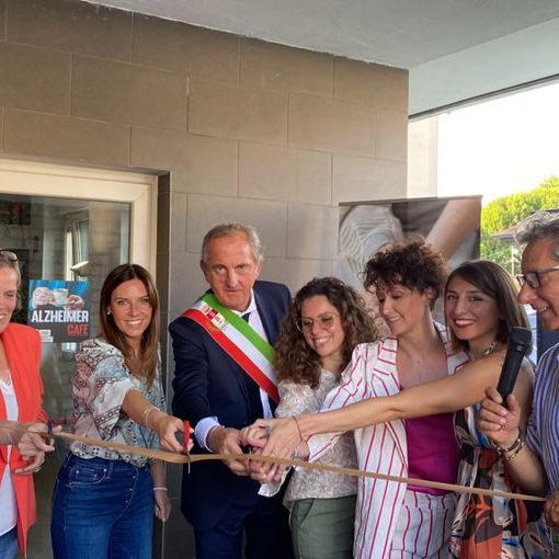 Inaugurato a Busto l’Alzheimer Cafè: «Avete fatto un regalo alla città»