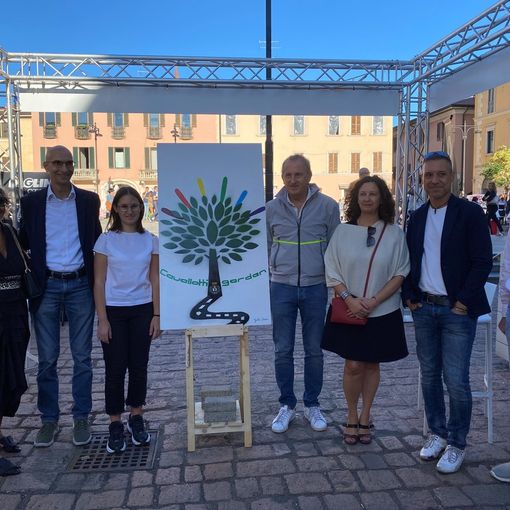 Il disegno di Giulia Radice. Nella foto lei assieme alla giunta e alcuni consiglieri.
