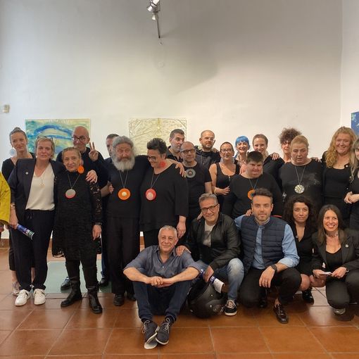 FOTO. A Palazzo Cicogna sfilano i ragazzi del Belotti Pensa e diventano «portatori di luce»