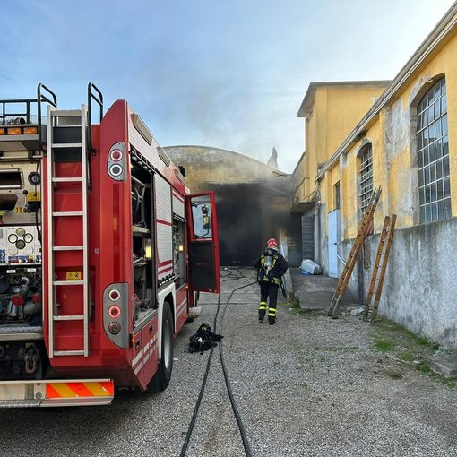 Incendio in una stireria a Somma Lombardo: rogo spento, nessun ferito