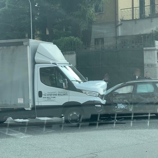 Incidente frontale in via XX Settembre a Busto, soccorsi in azione