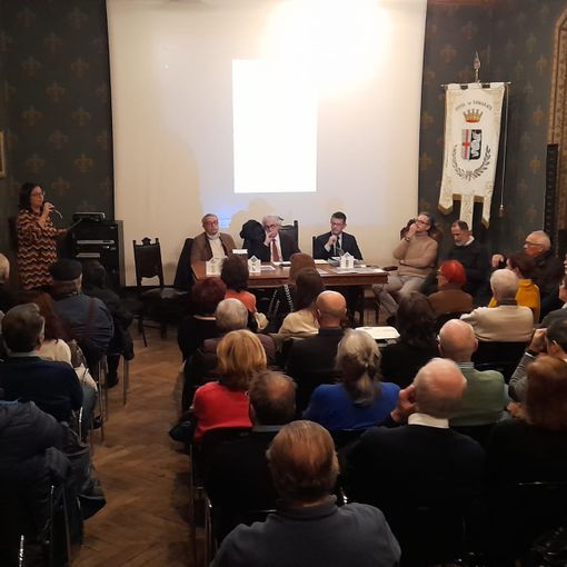 Pubblico numeroso e partecipe alla tavola rotonda su Vittorio Introini