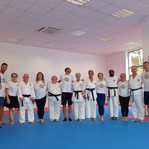 Foto di gruppo con la delegazione portoghese nella palestra Csk