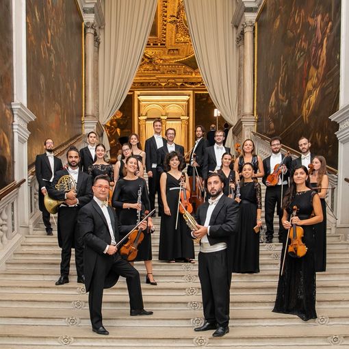 L’Appassionata orchestra da camera. Sotto, il maestro Corrado Greco e l’Insubriae Chorus diretto dal maestro Andrea Gottardello
