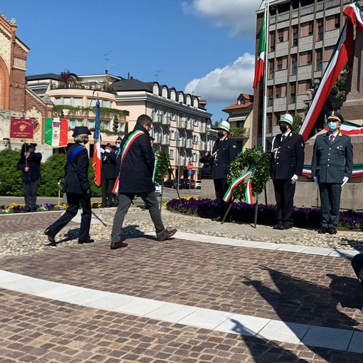 La cerimonia al monumento ai Caduti