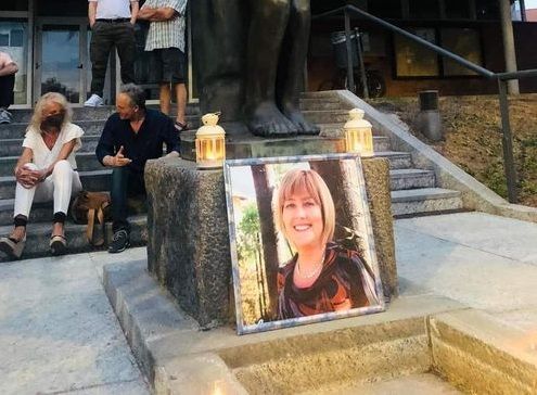 L'immagine di Laura Prati sulle scale del municipio (foto dalla profilo Fb dell'associazione culturale Laura Prati)