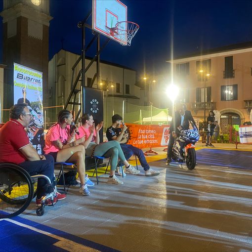 Leonardo Abruzzo riempie piazza Santa Maria e con papà sogna il mondiale di moto GP