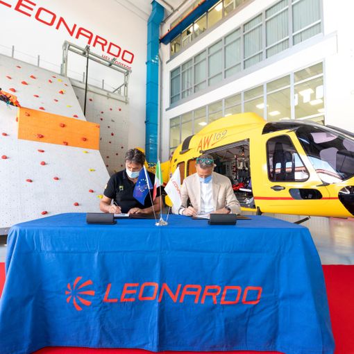 Maurizio Dellantonio e Gian Piero Cutillo alla firma dell'accordo nello stabilimento Leonardo di Sesto Calende