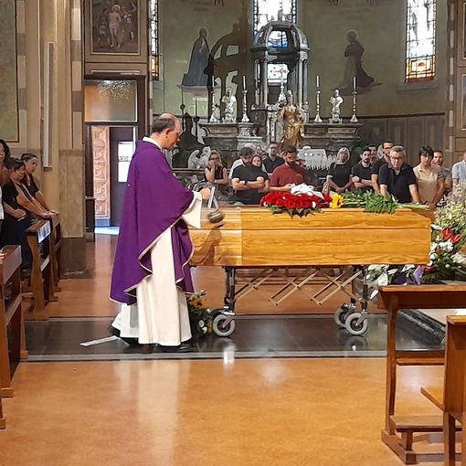 Cardano al Campo, saluto commosso a Michele Valente