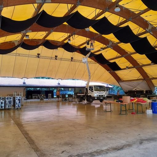 La preparazione dell'area feste per il Woodoo 2023