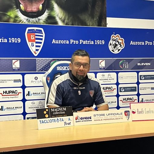 Un sorridente mister Vargas aspetta la partita a Vercelli