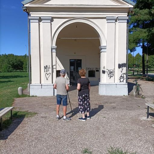 Il raid vandalico alla chiesa (foto di Giovanni Toia)