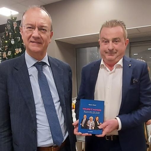 Mauro Ghisellini, direttore di Acof, con il ministro Giuseppe Valditara, al quale ha consegnato il libro “Volere è Potere”