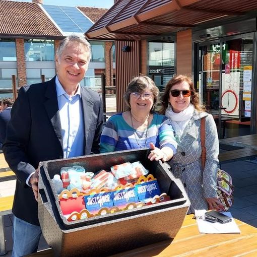 A Tradate McDonald’s e Fondazione Ronald McDonald donano 25 pasti caldi a settimana